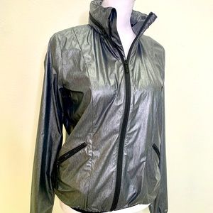 Chic VIE ACTIVE breathable silver metallic windbreaker, a roomy size x-small
